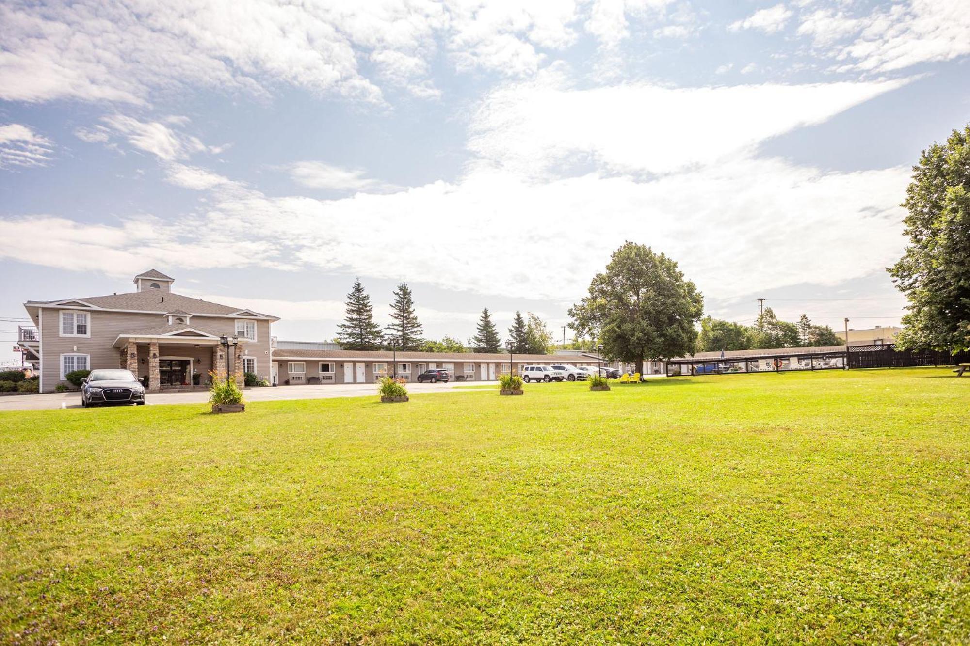 Canadas Best Value Inn & Suites-Charlottetown Exterior photo